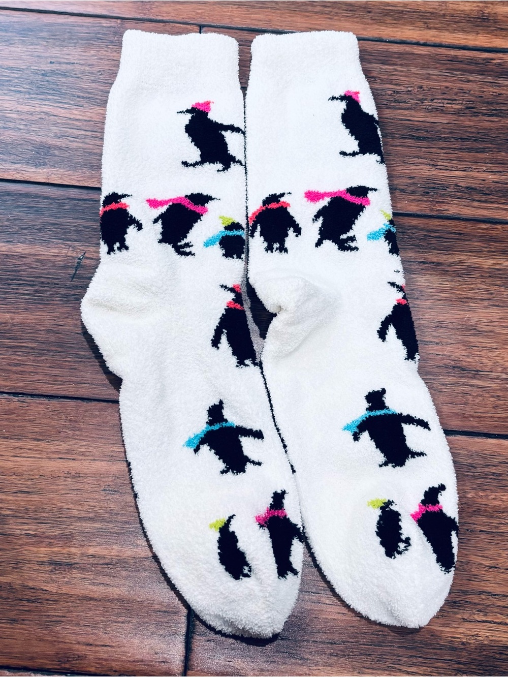 Wondershop Unisex Penguin Cozy Super Soft White Crew Socks